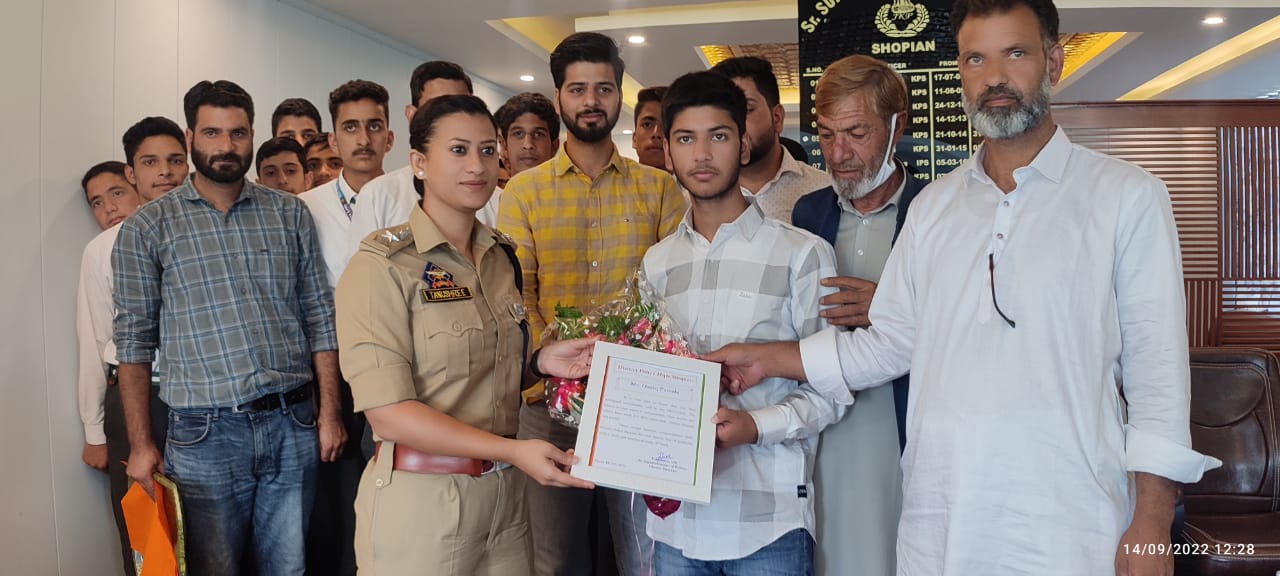 'SSP Shopian felicitated Hazik Pervaz, who secured AIR 10th in NEET 2022'