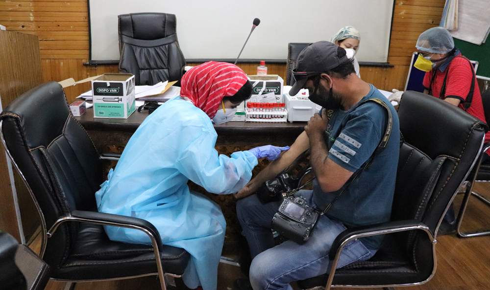 Kashmir Journalist fraternity in panic, After senior political party leader tested COVID19 positive  Governemnt Medical college Srinagar on Wednesday conducted IGG test for journalists which is basically an antibody test for COVID19. This will establish whether a person has antibodies.